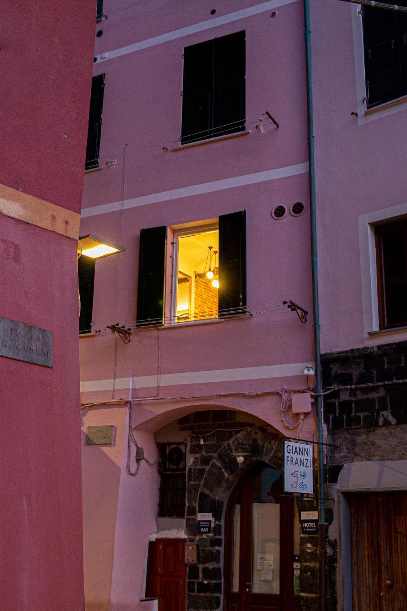 The Vernazza Main Plaza - Rooms & Suites ภายนอก รูปภาพ